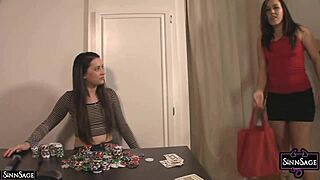 おい、ジョージア・ジョーンズがシン・セージの毛深いマンコを舐めてイカせるのを見ろ！