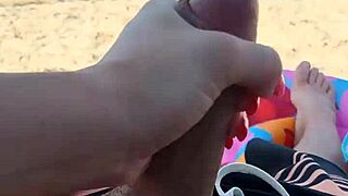 Îl fac să ejaculeze pe plajă publică cu vedere superbă