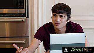 Przysięgam, nie mogę się powstrzymać, oglądanie milf Penny Barber dyscyplinującej pasierba mnie nakręca!