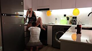 Vkĺzol som do kuchyne a ošukal mamu môjho kamoša po jeho narodeninách