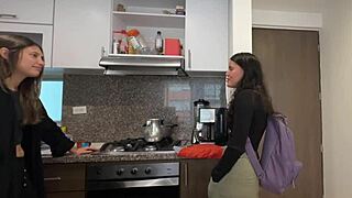 Minha Melhor Amiga Realiza Minha Fantasia Lésbica Enquanto Suspeito Gravidez