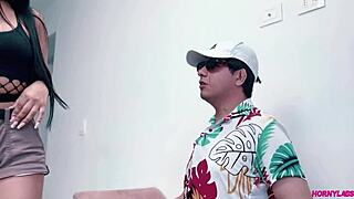 ロキシー・ホットはどうやってモトタクシー代を現金なしで払ったの？