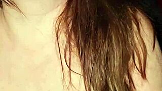 Velika bela žena jaše kurac jako i glasno stenje