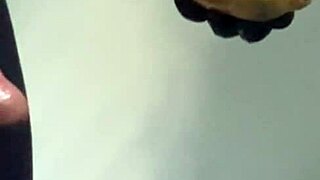 Nézd meg ahogy először baszom ezt a papayát, nagyon bejött