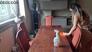 limpei a mesa do vizinho e tirei a calcinha sera que ele vai gostar