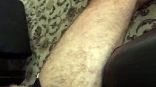 ¡Ey, mira esta polla árabe enorme en acción! 🔥