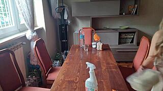 limpei a mesa do vizinho e tirei a calcinha sera que ele vai gostar