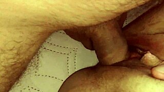 Clip casero amateur muestra a la hermana de la esposa en acción de primer plano