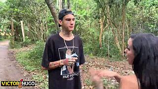 jovem tatuada licks pussy with stranger in wild forest sex