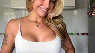 Amateur teen shows off assets
