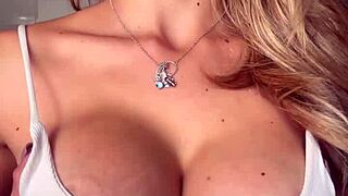 Amateur teen shows off assets