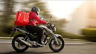 Motoqueiro dropped off more than just a package... damn! 🔥