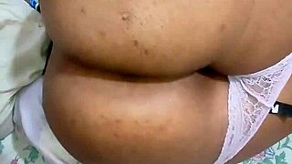 Padrastro disfruta del gran culo de su hijastra jovencita dándole anal