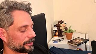 LOL trainer sees e-girl losing