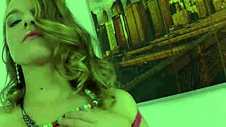 Bootylicious Europese babe hard in haar kont geneukt op de bank met gaping