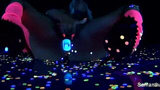 Samantha Saint goza masturbándose sola con tetas grandes