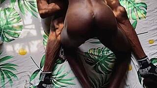 Černá nahá kurva předvádí divokou píčační akci.