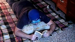 Дразнят Роберта сильным запахом ног Италфетиш