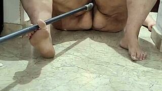 Coolmarina, zrelá baba sa vláči po podlahe pre divoké letné šúchanie! 🔥