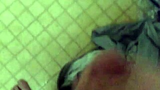 i jerk off before showering and cum hard