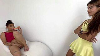 Amigas lesbianas disfrutan jugando y besándose con pasión