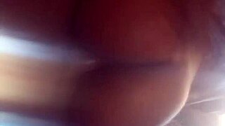 Götünü büyük sikin üstünde sallıyor