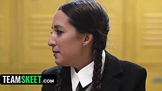 ゴスガールのウェンズデイ・アダムズとエボニーの友達フレイヤ・フォン・ドゥーム、リリー・スターファイアとクラスメートをバン