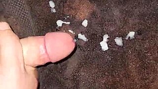 Sesiunea de masturbare cu Fleshlight se transformă în acțiune intensă de ejaculare anală amator