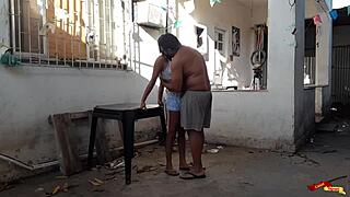 Seksowna opiekunka dostaje ostrego analu na podwórku