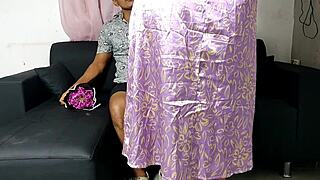 ¡Joder, sí! Suegra madura se desnuda mostrando lencería y curvas calientes a su yerno