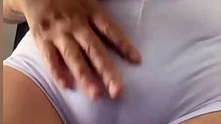 Putinha Tak Tahan Sentuh Memek Solo Flash Liar Sampai Pancut