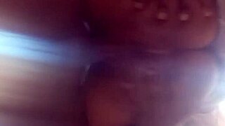 elle bouge son cul sur une grosse bite