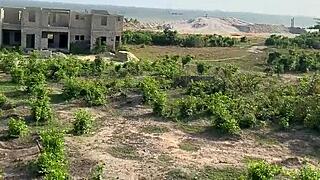 Snabb hård doggystyle med ingenjör på byggplats