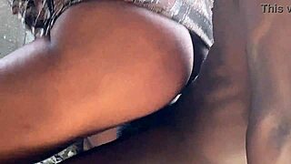 Snabb hård doggystyle med ingenjör på byggplats