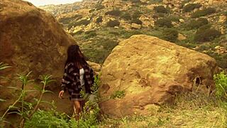 Svart milf Dee blir borrad utomhus av Seth