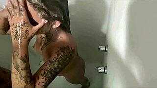 Ana Miller e Ktal no banho juntas