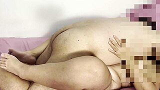 pene pequeño suertudo se coge a esta madura insaciable en un orgasmo intenso