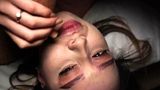 小さなアジアンベイブがコンドームなしで激しく犯される