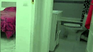 Kicsi Sofia Sweet Secrett kezeli a 10 hüvelykes farkat nyilvános villantós jelenetben. Ez a spanyol nimfomán keményen üt!