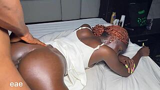 Böses Schulmädchen reitet Liebhabers Monster schwarzen Schwanz in wilder Missionarsstellung