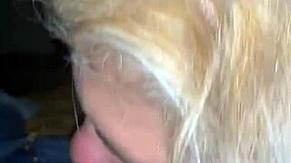 Relajándome mientras ella maneja enorme polla negra con destreza