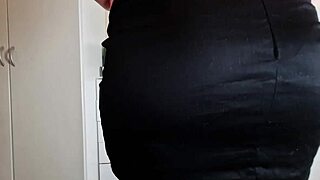 Mačeha v mini krilu pusti pastorku raziskati njeno zasebno ritko