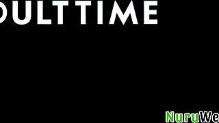 Hé, nézd ezt a kis ázsiai masszőst szexi tetkókkal, aki nedves nuru masszázst ad Isiah Maxwellnek