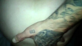 ¡Chica gime con polla grande dilatándole el culo!