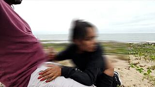 Dia de anal na praia com voyer safados