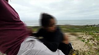 Dia de anal na praia com voyer safados