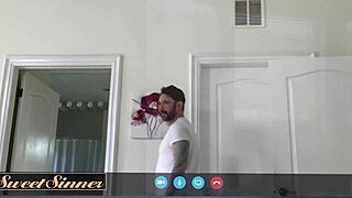 אוי, MILF בלונדינית קטנה 18+ מקפיצה כוס חלקה למעלה ולמטה על זין מפלצתי במיטה