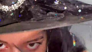 بوف هالوين ممتع مع ساحرة ديبורה برادو تمسك زبي الكبير