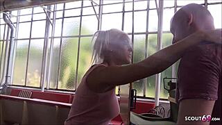 Herregud! Tysk mamma Blanche lurer med ung 18+ kar og han spruter inni!