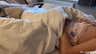 Не мога да повярвам, че моята срамежлива арабска мащеха сподели хотелско легло с мен